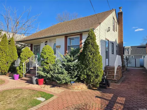 461 Greengrove Ave, Uniondale, NY 11553