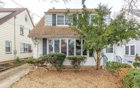 14 Astor Pl, North Hempstead, NY 11596