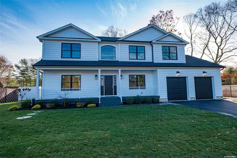 10 Barnsley Ln, Sayville, NY 11782