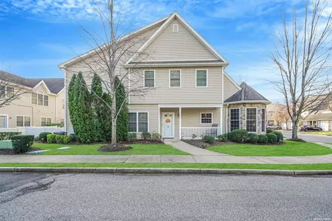 128 Christine Dr #128, Dix Hills, NY 11746