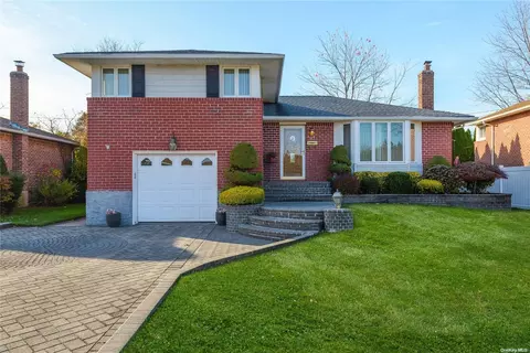 117 Beverly Pl, Levittown, NY 11756