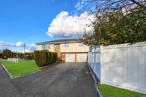 170 Radcliffe Rd, Plainview, NY 11803