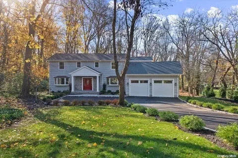 40 Murel Ct, North Hempstead, NY 11576