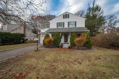 21 Grove Ave, Saint James, NY 11780