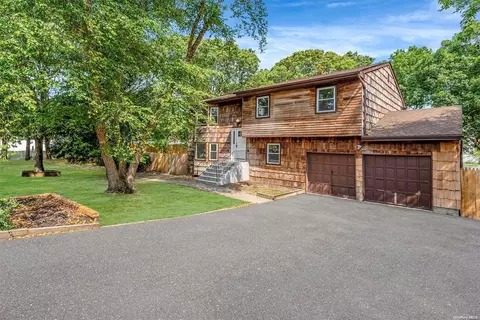 3 Texas St, Selden, NY 11784