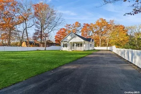 48 Avon Ln, Middle Island, NY 11953