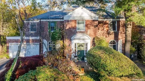 3 Robin Way, North Hempstead, NY 11021