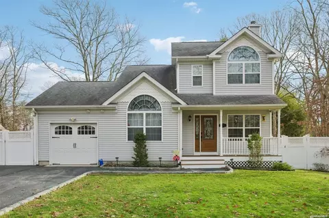 289 Walker Ave, Brookhaven, NY 11772