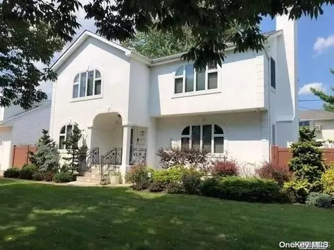 135 Roosevelt Pl, Massapequa, NY 11758