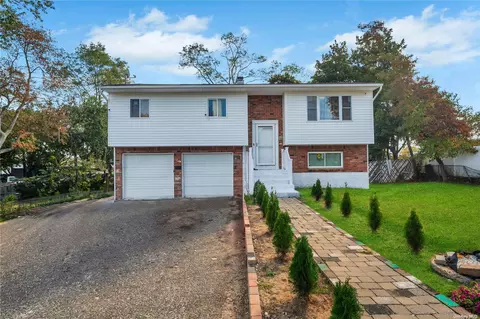 88 Glenmore Ave, Central Islip, NY 11722
