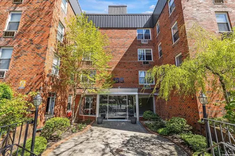 185 S Middle Neck Rd #3F, North Hempstead, NY 11021