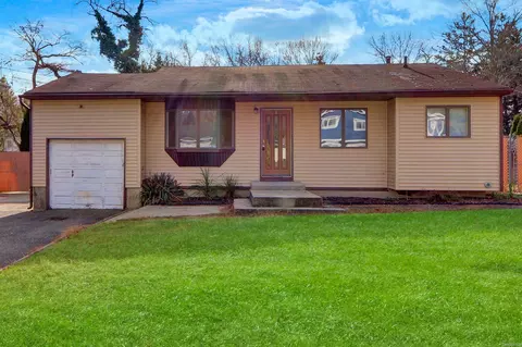 293 Concord St, Dix Hills, NY 11746