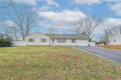 20 Felway Dr, Coram, NY 11727