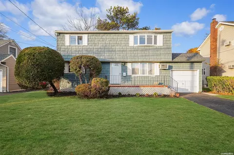 225 N Kings Ave, Massapequa, NY 11758