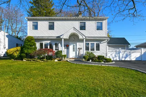 11 Flint Ln, Levittown, NY 11756