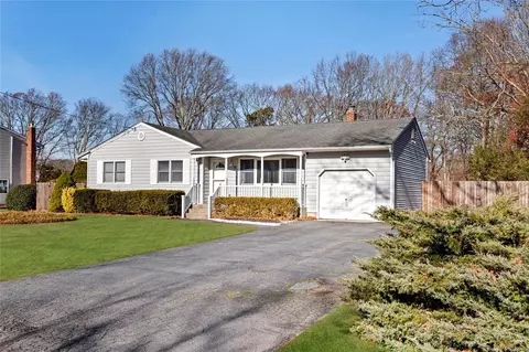 35 Kilroy Dr, Mastic, NY 11950