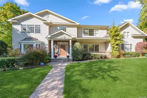 5 Primrose Ln, North Hempstead, NY 11577