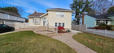 219 Spruce St, Massapequa Park, NY 11762