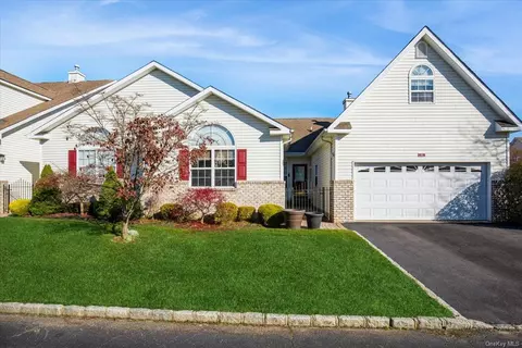8 Constantine Way #1, Mount Sinai, NY 11766