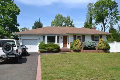 60 Tanglewood Dr, Smithtown, NY 11787