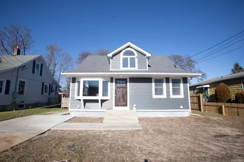 13 Hemlock St, Islip, NY 11751