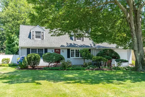 58 Oak Ave, Huntington Station, NY 11746