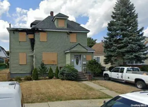 26 Sycamore St, West Hempstead, NY 11552