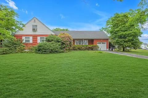 1519 Saint Louis Ave, Bay Shore, NY 11706