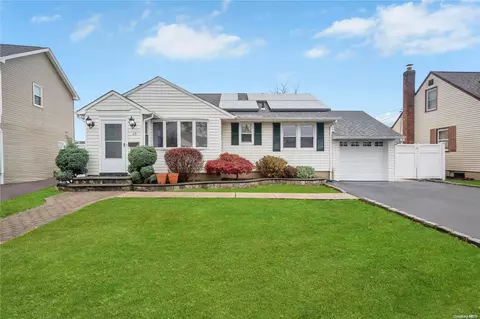 10 Crown St, Hicksville, NY 11801