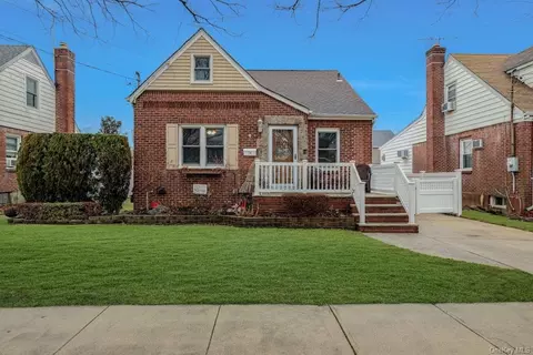 74 Stephen Ave, North Hempstead, NY 11040