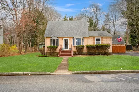 24 South Ave, Smithtown, NY 11787