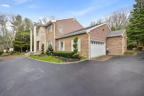 6 Heather Ct, Dix Hills, NY 11746