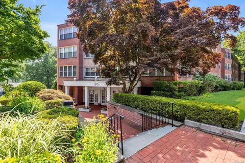 180 S Middle Neck Rd #3F, North Hempstead, NY 11021