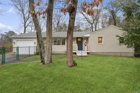 734 Mill Rd, Riverhead, NY 11901