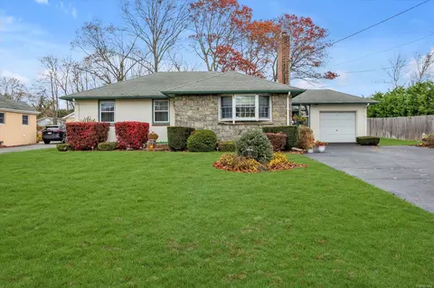 11 Rose St, Sayville, NY 11782