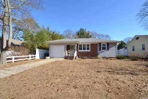 50 Longneck Blvd, Riverhead, NY 11901