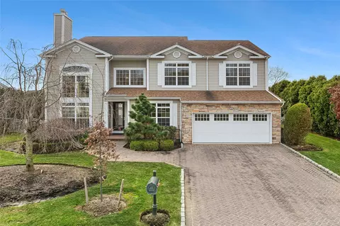 34 Hamlet Woods Dr, Saint James, NY 11780
