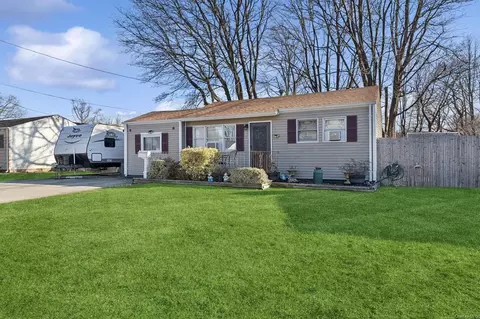 38 20th Ave, Bay Shore, NY 11706