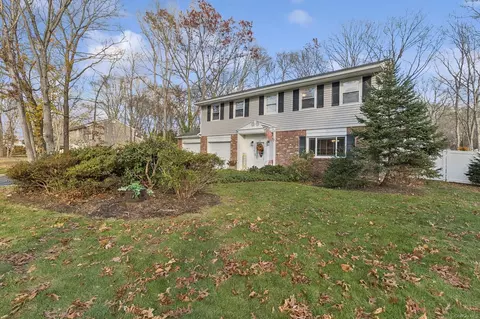 11 Andover Dr, Port Jefferson Station, NY 11776