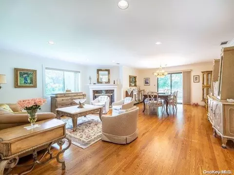 50 Wimbledon Dr #50, North Hempstead, NY 11576