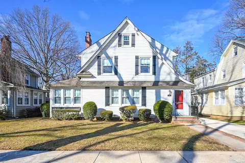 89 Hudson Rd, Hempstead, NY 11001