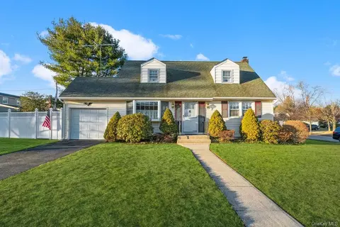 102 Devonshire Dr, East Norwich, NY 11732