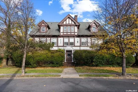502 Jorgen St, Lawrence, NY 11559