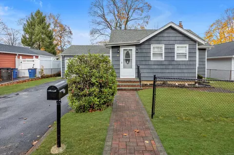 15 Bristol St, Huntington, NY 11743