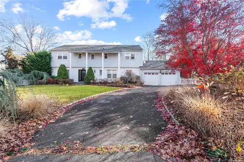 85 Chestnut Dr, North Hempstead, NY 11576