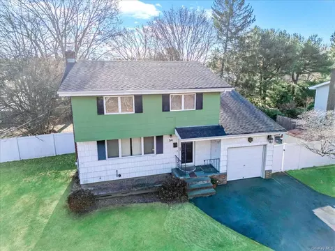 54 Colonial Springs Rd, Wheatley Heights, NY 11798