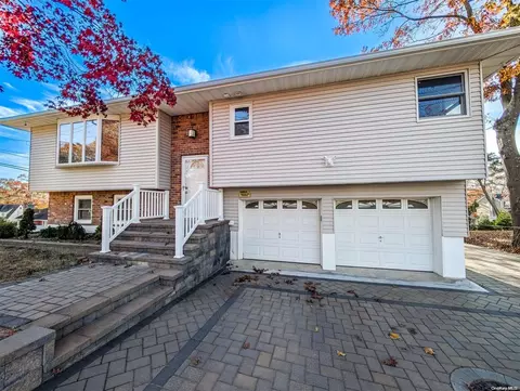 8 Sunburst Dr, Rocky Point, NY 11778