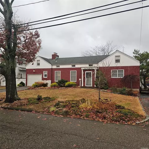 124 Mayhew Ave, Babylon, NY 11702