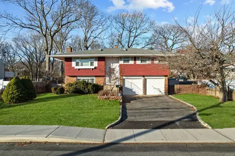 35 Woodlawn Ave, Saint James, NY 11780