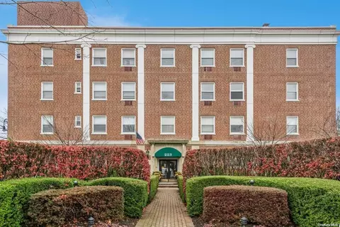 223 Seventh St #3L, Garden City, NY 11530